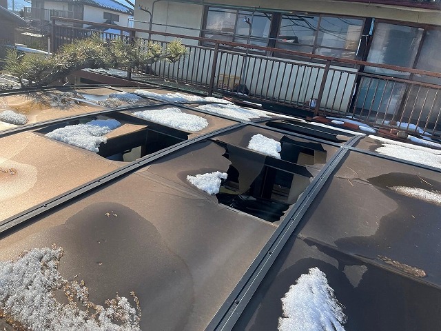 昭和町の住宅様のポリカーボネート製のカーポートが雪害により大破